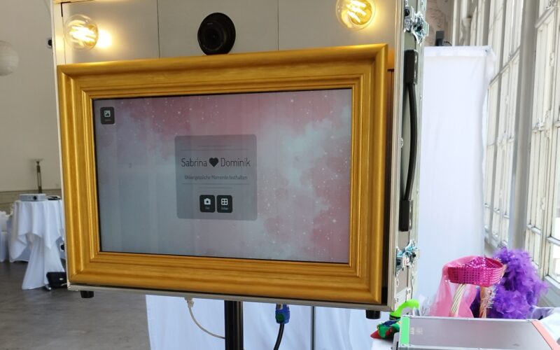 FotoBox auf Stativ mit FotoDrucker im Hintergrund